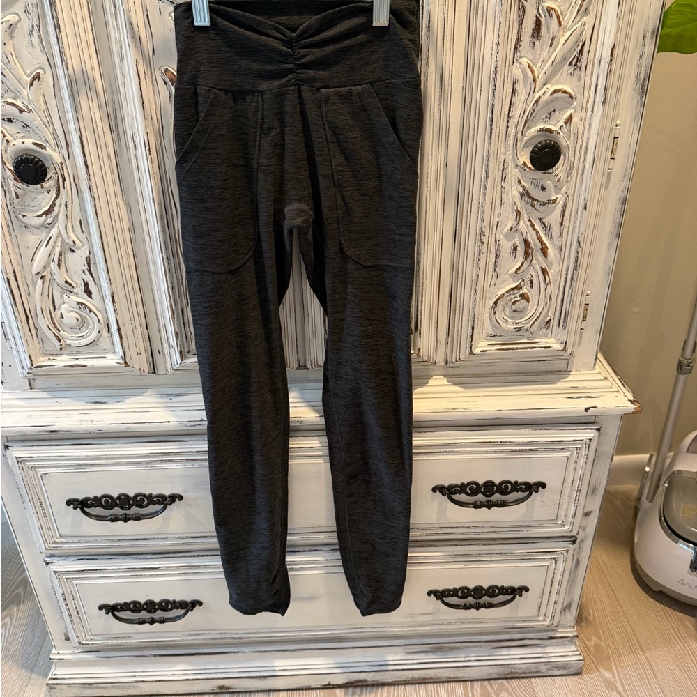 Salty Honey Dark Gray Gather Leggings